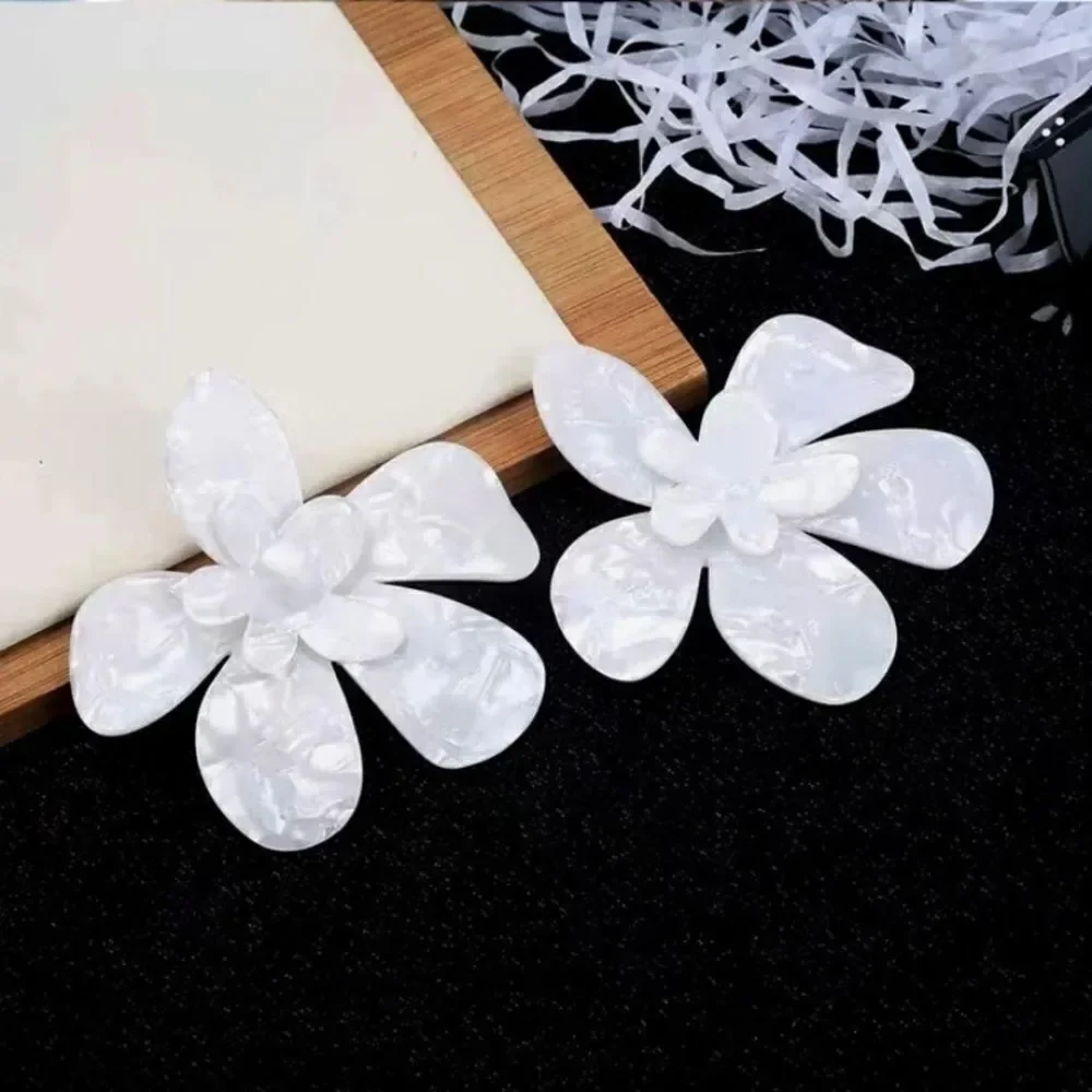 ✨🆕 🌸 BoHo Statement Flower Design Dangle Earrings 🌸✨avail in White & Pink 🌸✨
